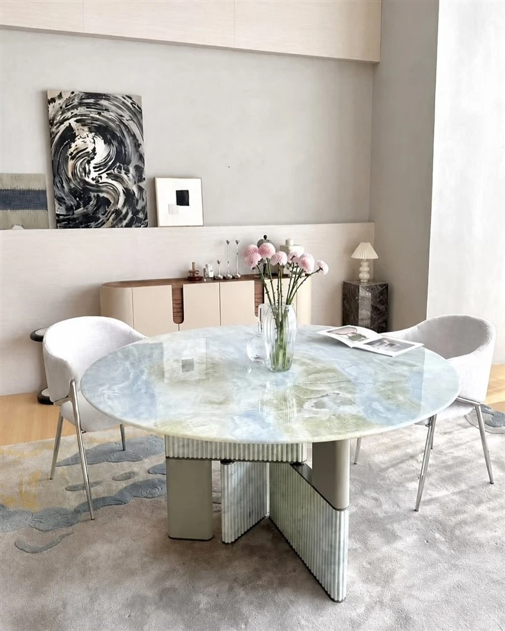 07_round-marble-table-dining-room-wide